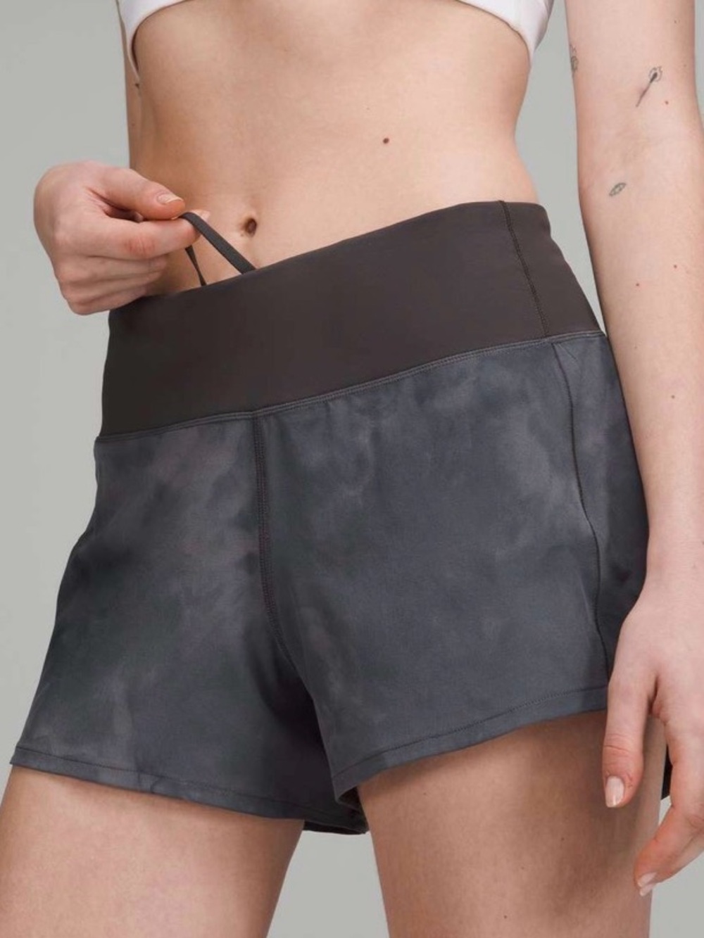 Lululemon Speed Up Mid Rise Diamond Dye Graphite Grey Running Shorts Size 8